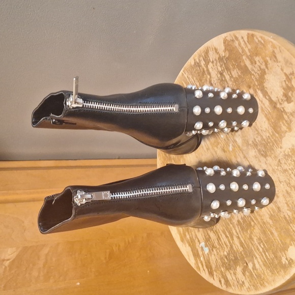 Ivanka Trump Black Leather bootie - Picture 3 of 7